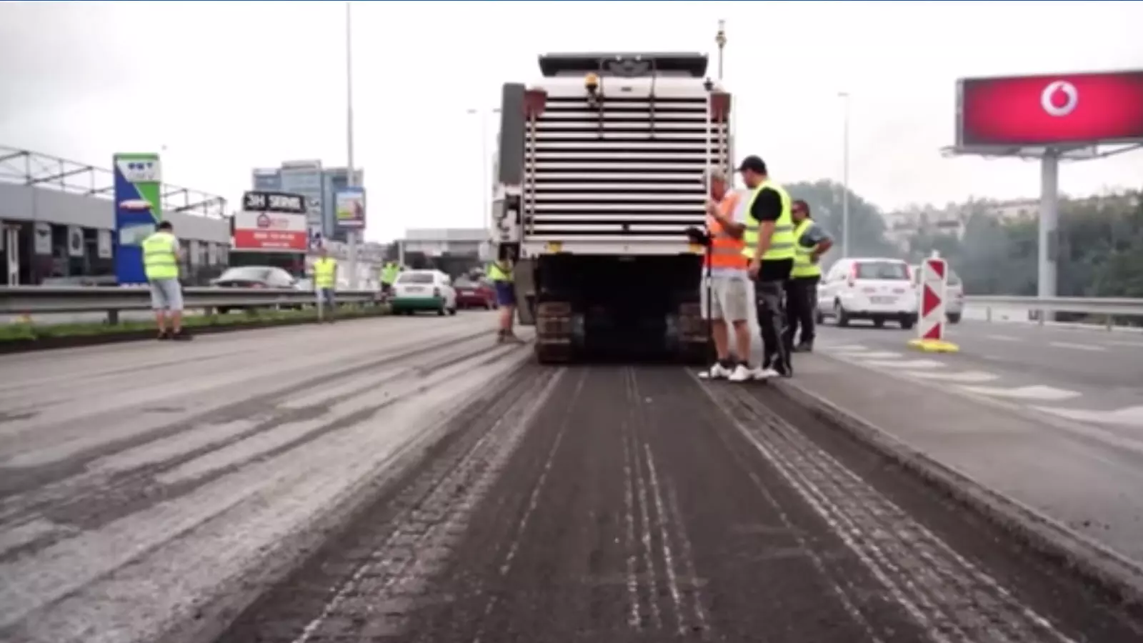 milling machine with paving control